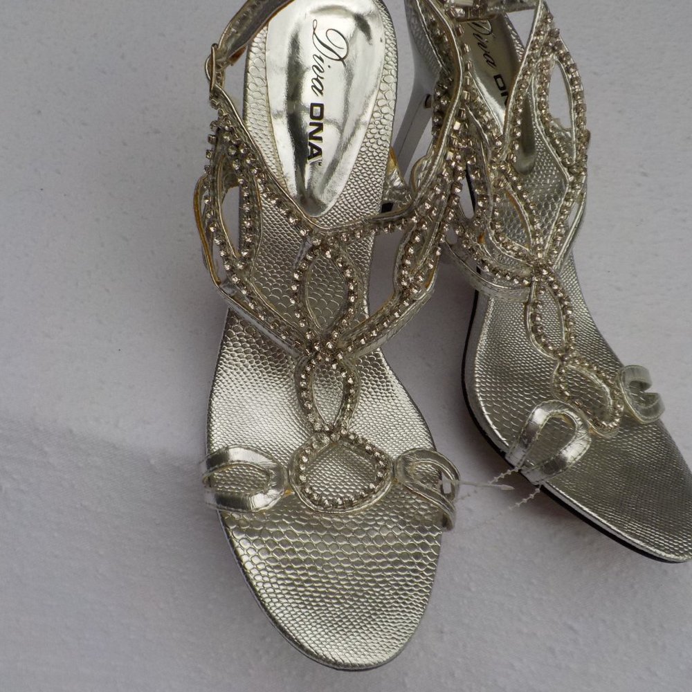 Like New Diva DNA Formal dress Sandals in Shiny Silver SZ 8.5M